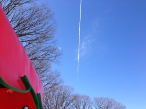 飛行機雲と屋台